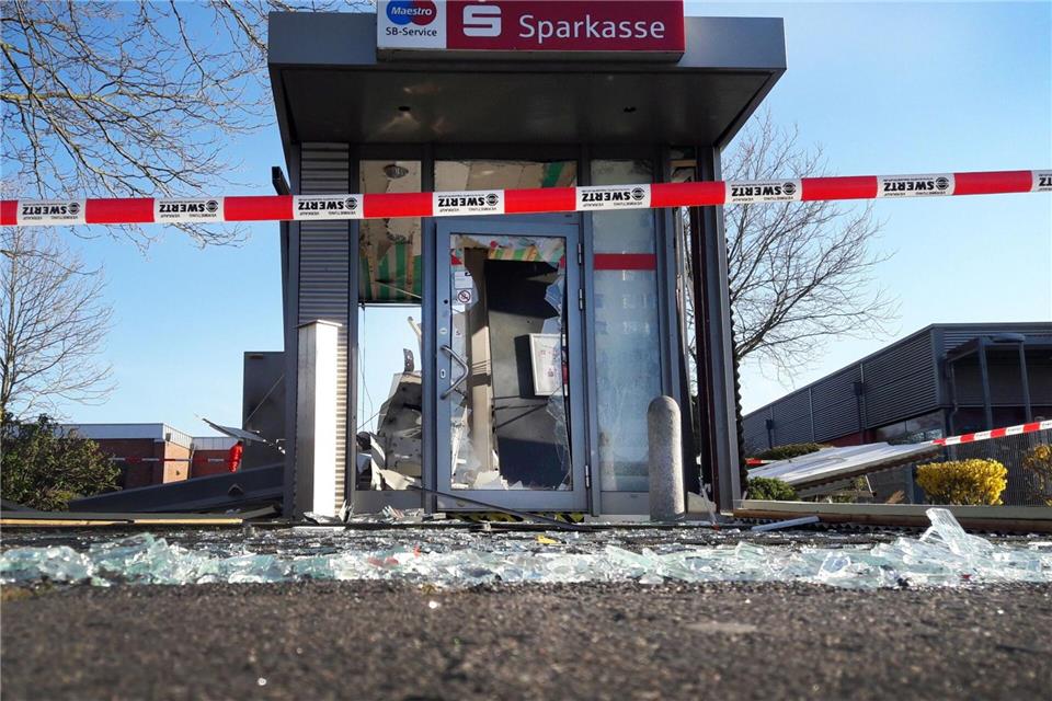 Ein gesprengter Geldautomat: Solche Fälle gibt es in NRW immer seltener. (Archivfoto)Guido Schulmann/dpa