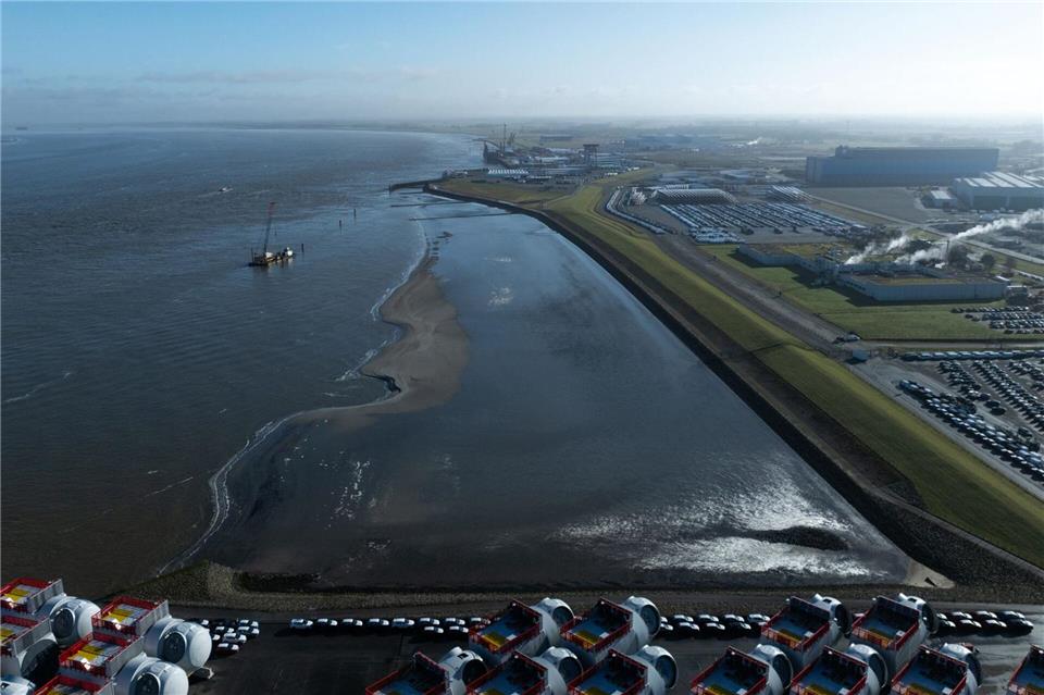 Ein gestrandetes Schiff vor Cuxhaven wird geborgen. (Archivbild)Philipp Schulze/dpa