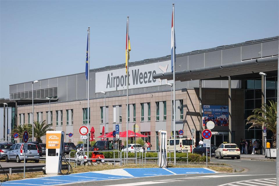 Ein gesuchter Straftäter wurde mit Drogen und Falschgeld am Flughafen Weeze festgenommen. (Archivbild)Oliver Berg/dpa