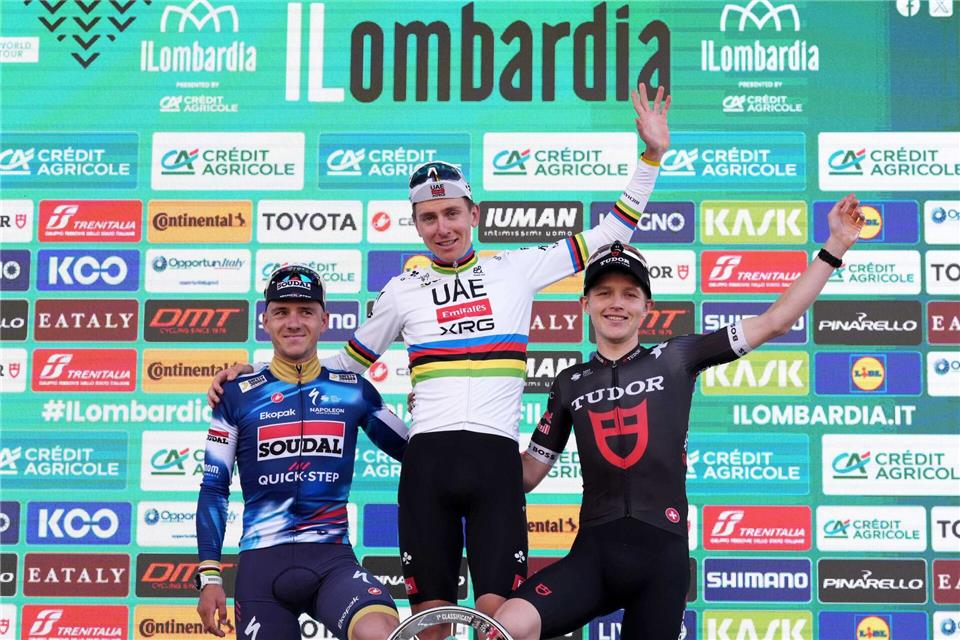 Merckx ruft an: Pogacar pulverisiert die Rekorde Ein gewohntes Bild: Pogacar (M) neben dem Zweitplatzierten Remco Evenepoel (l).Gian Mattia D’Alberto/LaPresse/AP/dpa