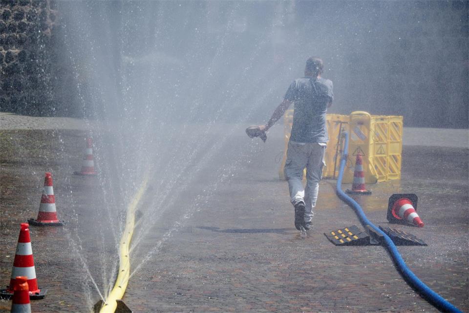 Ein gezielter Plan gegen die Folgen des Klimawandels wird modellhaft in Köln erprobt. (Archivbild)Henning Kaiser/dpa