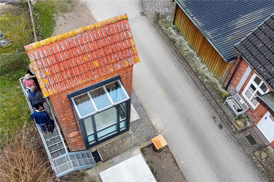 Ein gläserner Anbau ermöglicht in der Mini-Ferienwohnung im ehemaligen Trafoturm in Rieps (Nordwestmecklenburg) nachts den Blick zu den Sternen.Jens Büttner/dpa