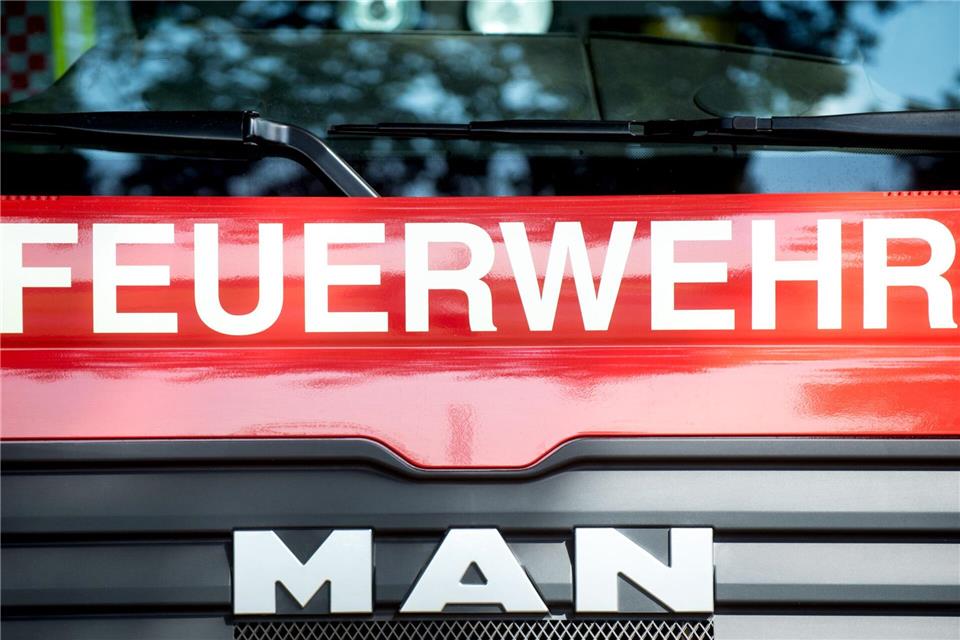 Ein größeres Feuer in Dransfeld hat mehrere Ortsfeuerwehren auf den Plan gerufen. (Symbolbild)Hauke-Christian Dittrich/dpa