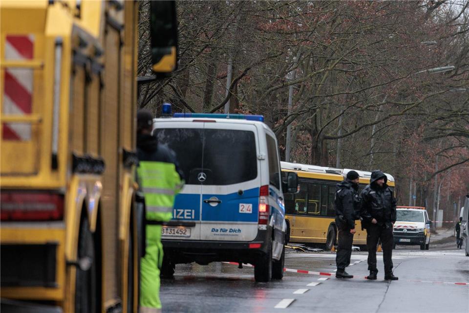 Ein großer Abschleppwagen und Polizeifahrzeuge stehen an der Unfallstelle.Carsten Koall/dpa