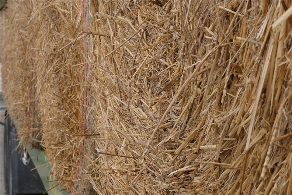 Ein großer Strohballen fiel auf den Mann, der in der Folge starb. (Symbolbild)Sebastian Willnow/dpa