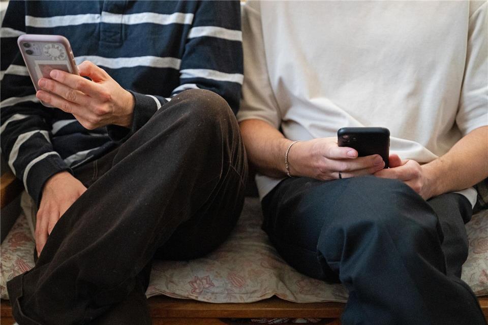 Ein großer Teil der Jugendlichen will soziale Medien im Internet weniger nutzen, schafft es zugleich aber nicht. (Archivbild)Helena Dolderer/dpa