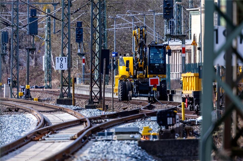 Ein großer Teil des Sondervermögens geht in die Sanierung des Schienennetzes. Jens Büttner/dpa