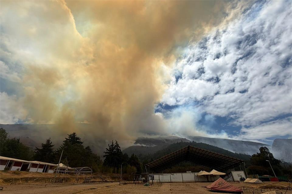 Ein großer Waldbrand hat sich nahe dem Touristenort ausgebreitet.colprensa / Akt. Bifu/Colprensa/dpa