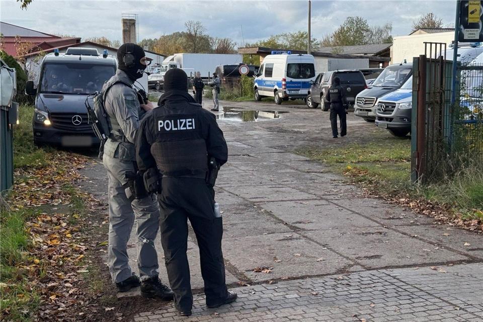 Ein großes Drogenlabor in Brandenburg wird durchsucht.Julian Stähle/dpa