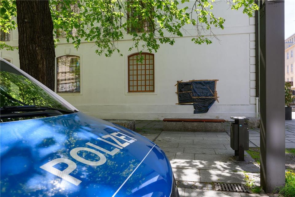 Ein großes Hakenkreuz wurde auf die Synagoge mitten in Cottbus geschmiert.Patrick Pleul/dpa