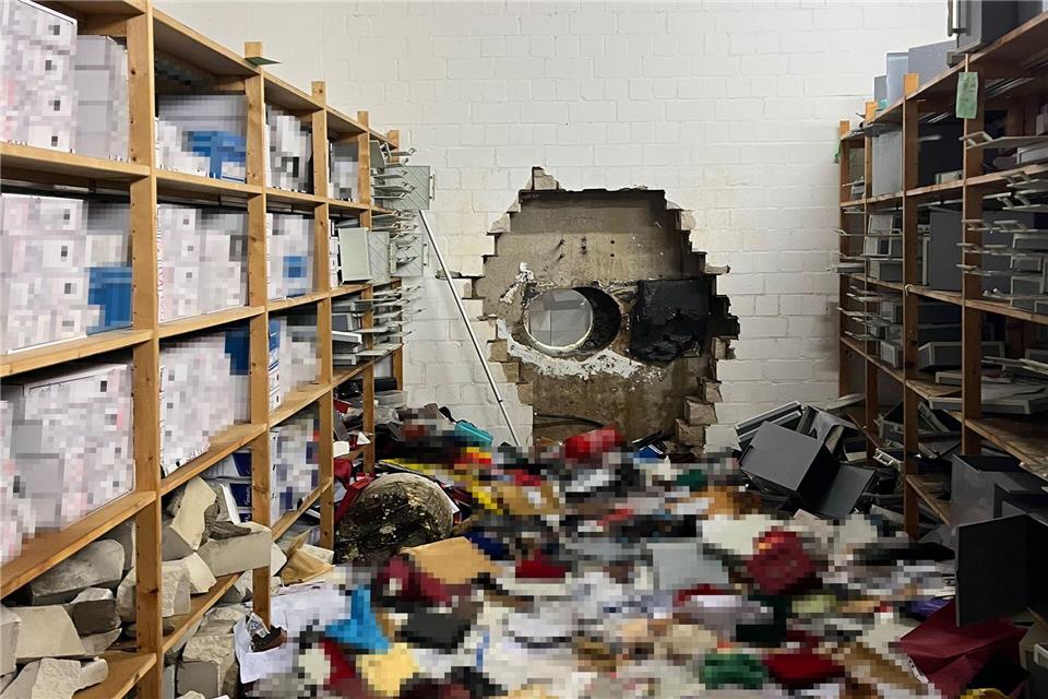 Ein großes Loch ist in der Wand zum Tresorraum der Sparkasse zu sehen. (Archivbild)-/Polizei Gelsenkirchen/dpa