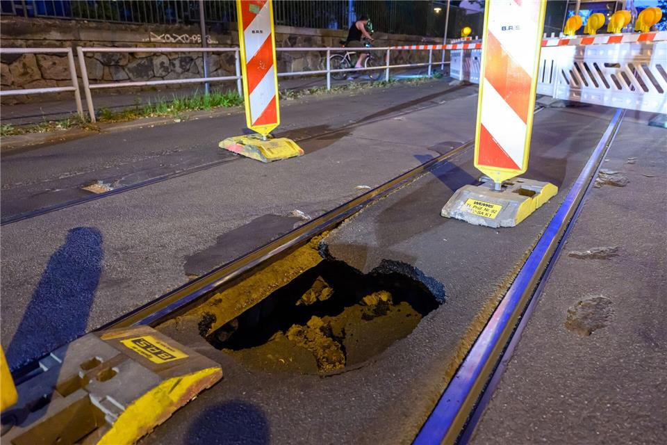 Ein großes Loch klaffte in der Straße.Hendrik Schmidt/dpa