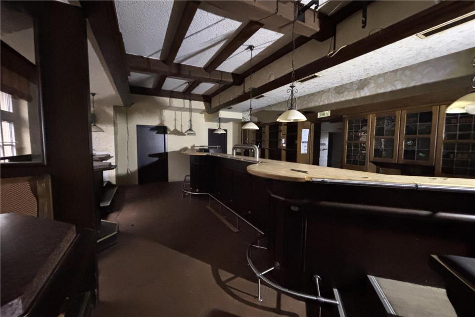 Ein großzügiger Thekenbereich schmückte früher die alte Kneipe Ebbing Busch. Die Holzbalken sind noch aus dem Baujahr des Hauses und sollen weiterverwendet werden.