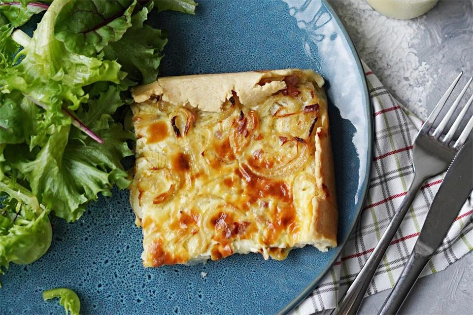 Ein grüner Salat passt wunderbar zum Zwiebelkuchen.Mareike Pucka/biskuitwerkstatt.de/dpa-tmn