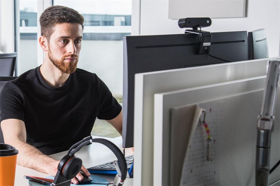 Ein guter Computerbildschirm sollte ein in der Höhe verstellbares Display und genügend Anschlüsse haben.Christin Klose/dpa-tmn