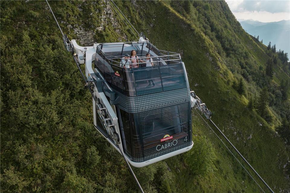 Ein guter Platz in der Schlange sichert die beste Aussicht: Reservieren können Urlauber die Außenplätze auf der CabriO-Bahn nicht.Dominik Baur/Switzerland Tourism/dpa-tmn