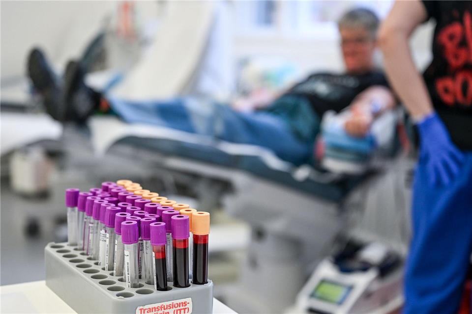 Ein halber Liter Blut wird bei der Spende abgenommen. (Symbolbild)Jens Kalaene/dpa
