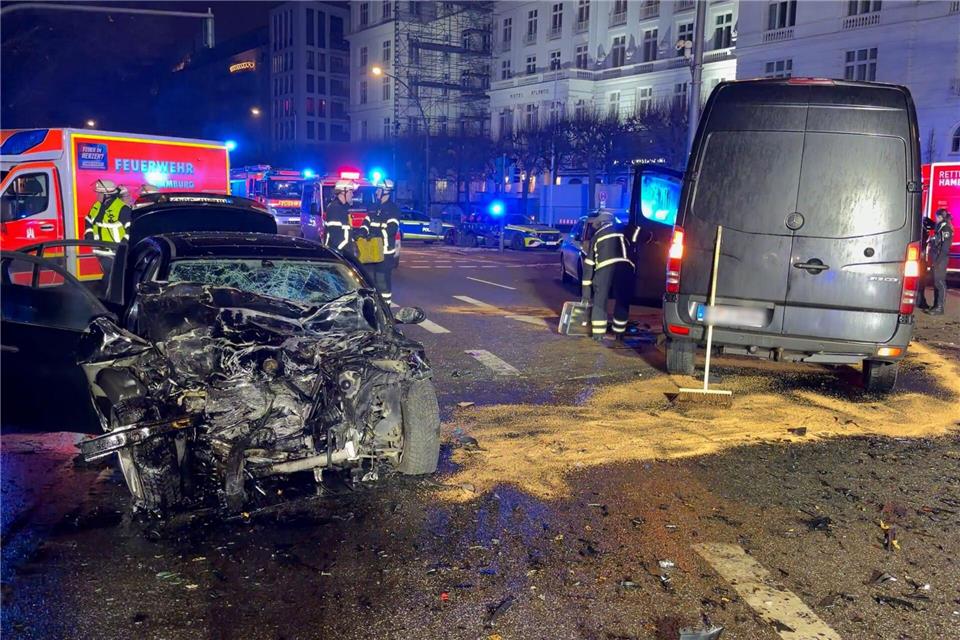 Ein halbes Jahr nach dem tödlichen Unfall auf der Kennedybrücke beginnt gegen den Unfallfahrer ein Prozess am Landgericht. (Archivbild) Fabian H�fig/NEWS5/dpa