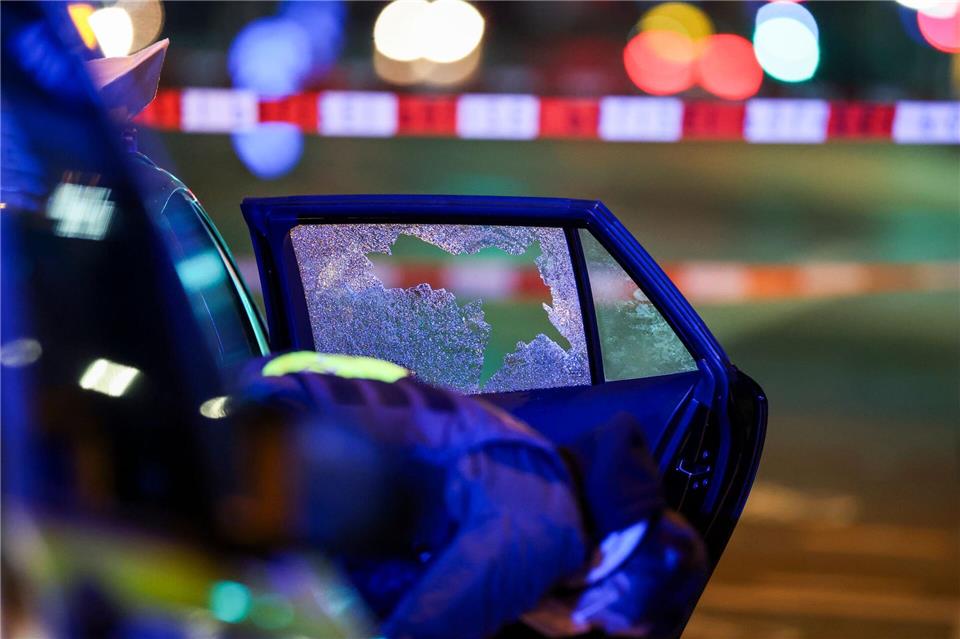 Uber-Fahrgast erschossen – Prozess in Düsseldorf Ein halbes Jahr nach der Bluttat muss sich am Landgericht in Düsseldorf ein 24-Jähriger aus dem Saarland als Angeklagter verantworten. (Archivbild)Christoph Reichwein/dpa
