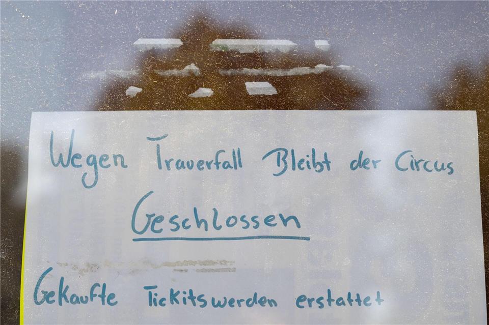 Ein handgeschriebener Zettel an der Kasse informiert die Zirkusbesucher über die Schließung wegen eines Trauerfalls. Sebastian Kahnert/dpa