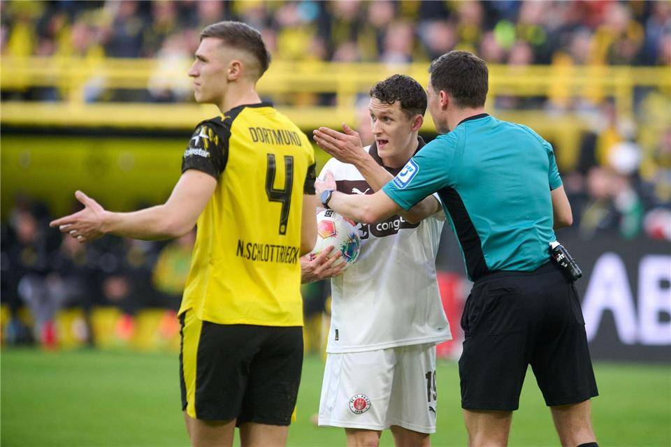 Ein hartes Foul von BVB-Verteidiger Nico Schlotterbeck wurde nur mit Gelb geahndet. Bernd Thissen/dpa