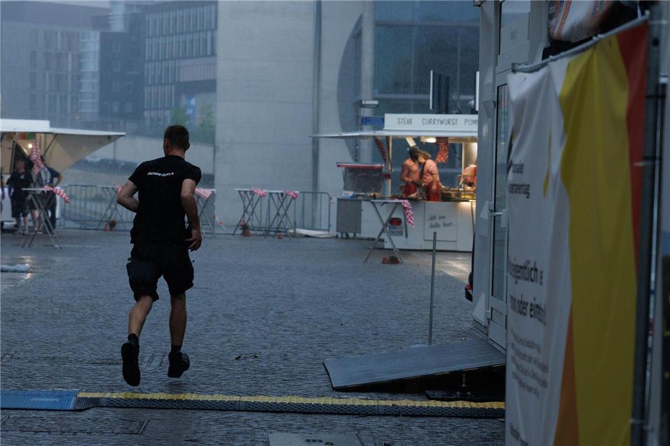 Ein heftiges Gewitter zog über Berlin und sorgte unter anderem für Ausfälle bei der S-Bahn.Carsten Koall/dpa
