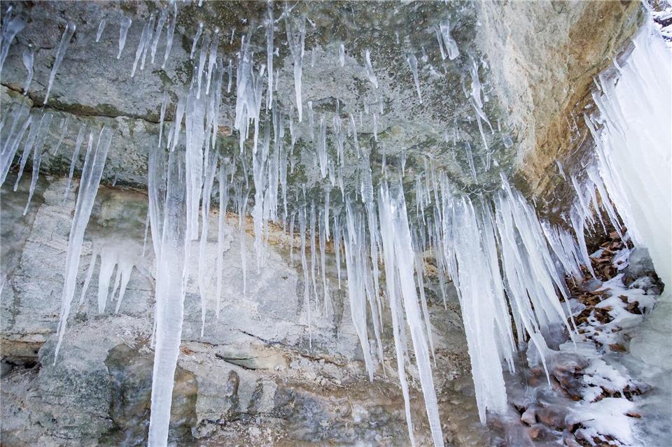Ein herabfallender Eiszapfen trifft in Oberbayern einen Jungen. (Symbolbild)Daniel Karmann/dpa