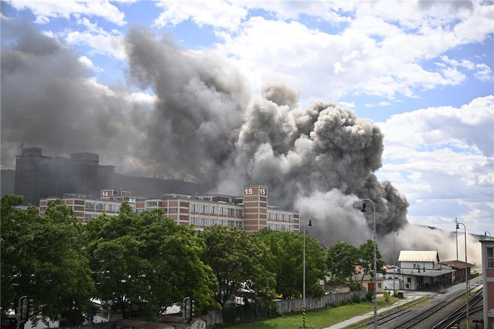 Ein historisches Fabrikhochhaus ist im tschechischen Zlin in Brand geraten. Glück Dalibor/CTK/dpa