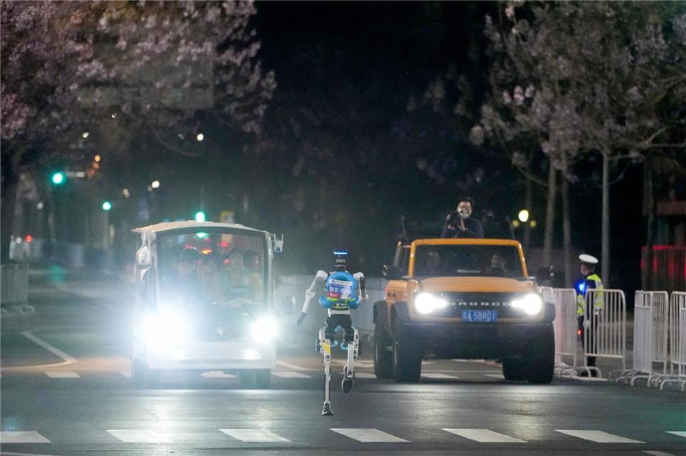 Ein humanoider Roboter bei einem Testlauf für den Beijing E-Town Humanoid Robot Half Marathon 2026 i Peking.Ju Huanzong/XinHua/dpa