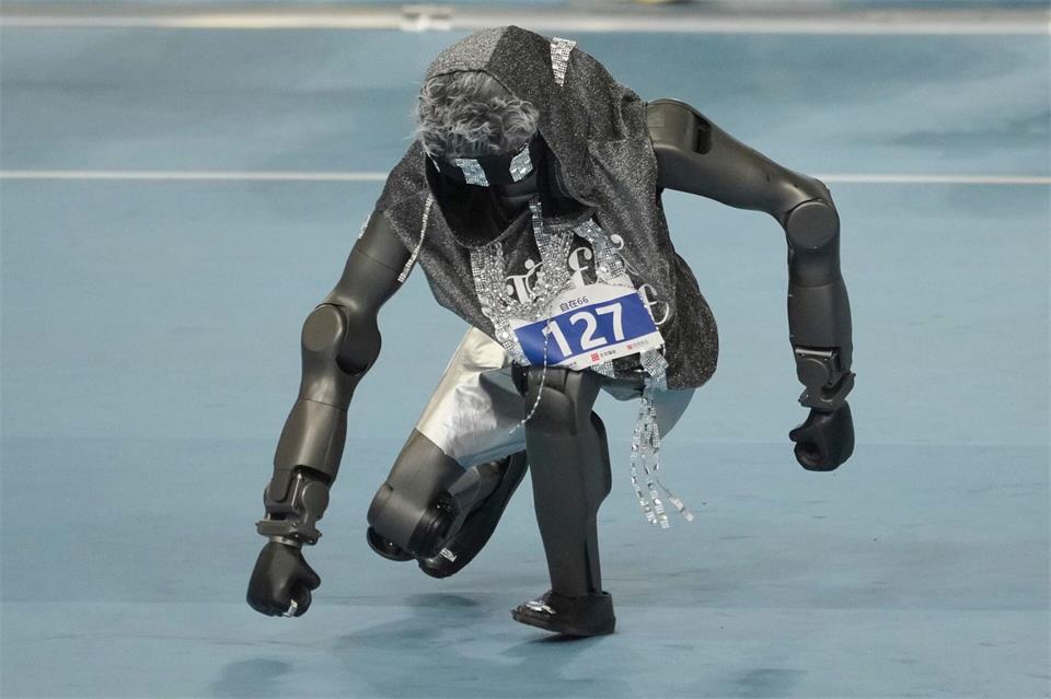 Ein humanoider Roboter nimmt bei den World Humanoid Robot Games am Breakdance-Wettbewerb in Peking teil.Achmad Ibrahim/AP/dpa