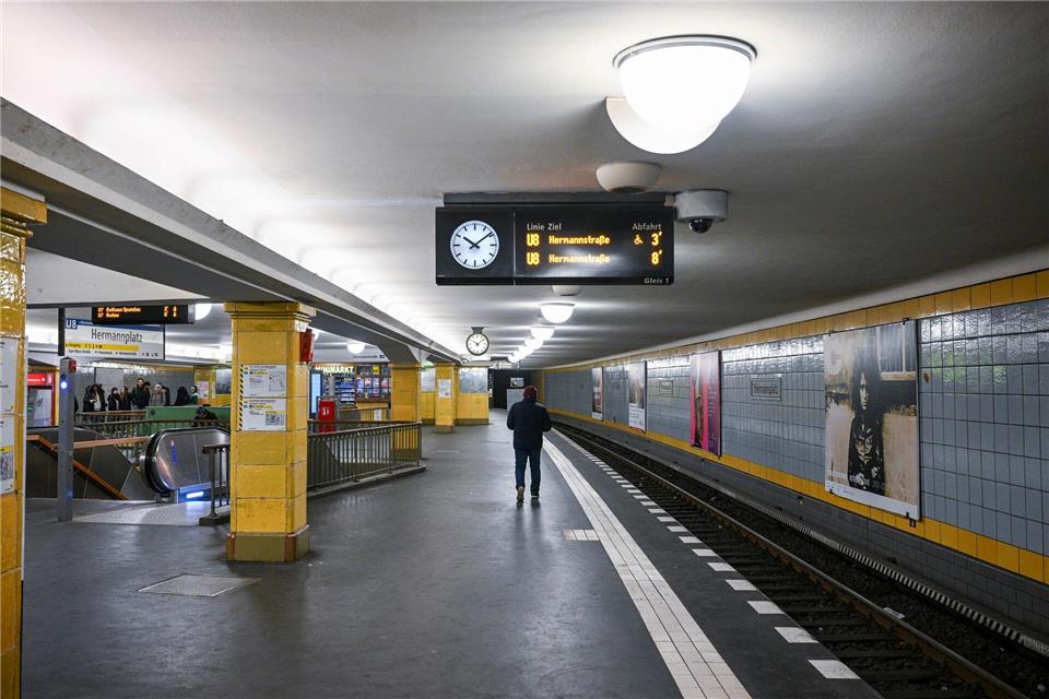 Ein im Sterben liegender Mann wurde in einem Berliner U-Bahnhof bestohlen. (Archivbild)Jens Kalaene/dpa