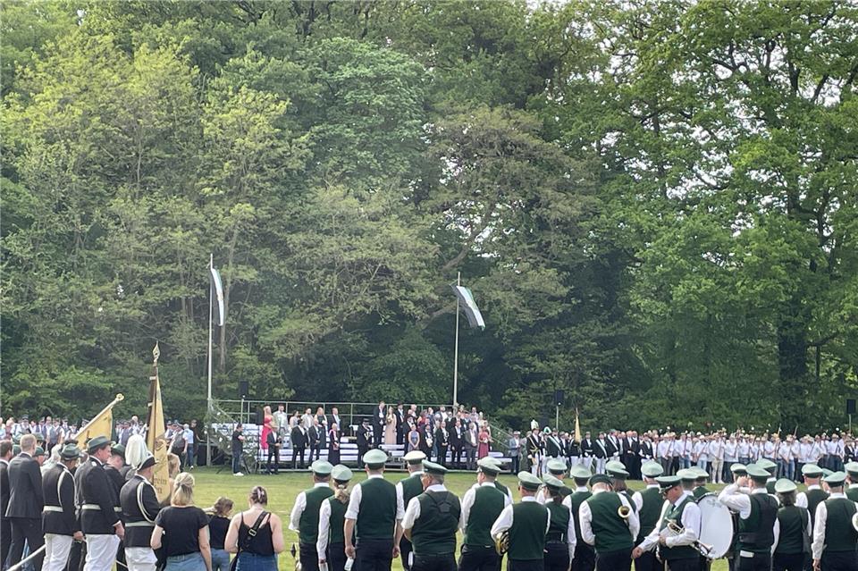 Ein imposantes Bild ergab der Aufmarsch zahlreicher Schützenvereine und Musiker auf der Festwiese.