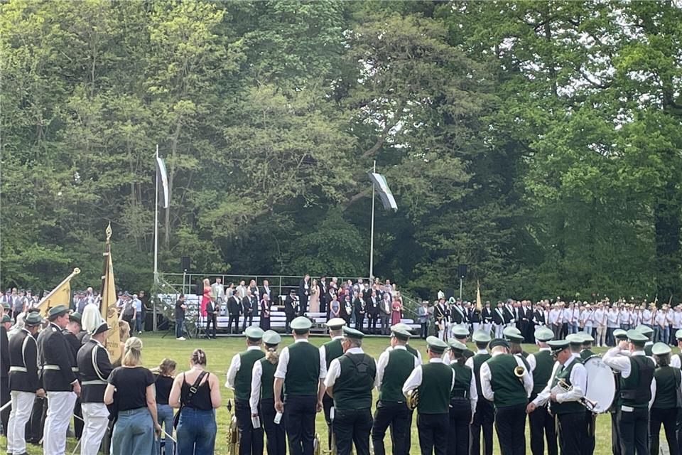 Ein imposantes Bild ergab der Aufmarsch zahlreicher Schützenvereine und Musiker auf der Festwiese.