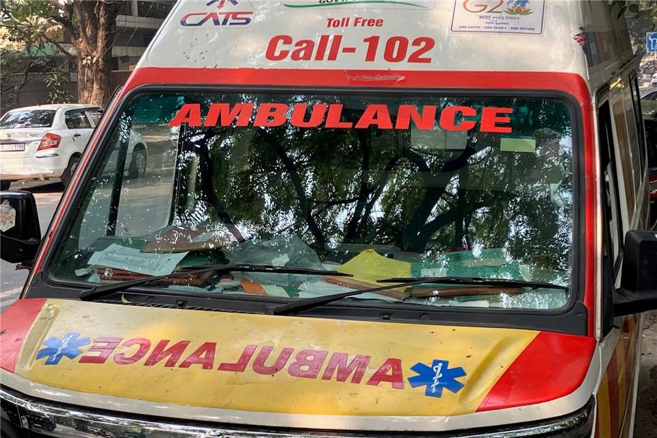 Berichte: Erdrutsch begräbt Bus in Indien - viele Tote Ein indischer Krankenwagen steht am Straßenrand. (Symbolbild)Dirk Godder/dpa