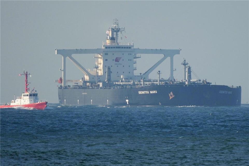 Ein japanischer Öltanker passiert die Straße von Hormus, durch die seit Ausbruch des Iran-Kriegs kaum noch Schiffe fahren konnten.--/kyodo/dpa