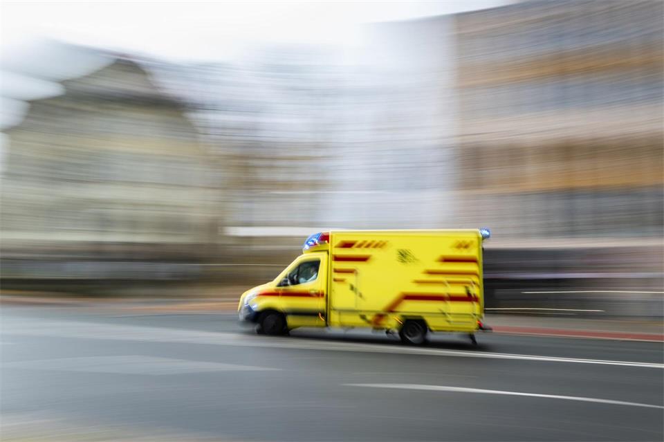 Ein junger Autofahrer ist bei einem Unfall nahe Bad Gottleuba tödlich verunglückt (Symbolbild). Robert Michael/dpa