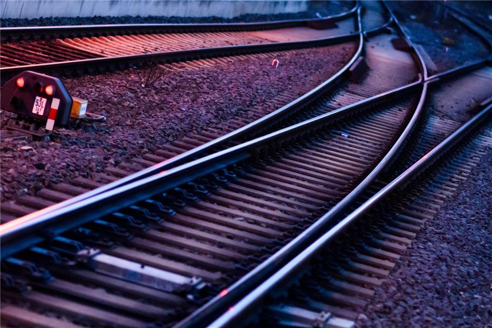 Ein junger Autofahrer ohne Führerschein landet nach einem Unfall mit dem Wagen seiner Mutter auf den Bahnschienen. (Symbolbild)Julian Stratenschulte/dpa