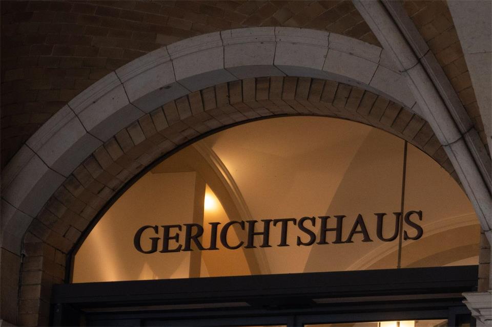 Ein junger Mann könnte bald wegen Mordes vor Gericht stehen. (Archivfoto)Alicia Windzio/dpa