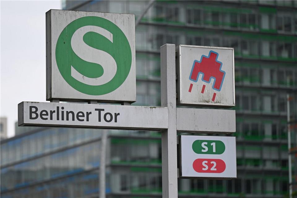 Ein junger Mann stürzt am S-Bahnhof Berliner Tor in die Gleise. (Symbolbild)David Hammersen/dpa