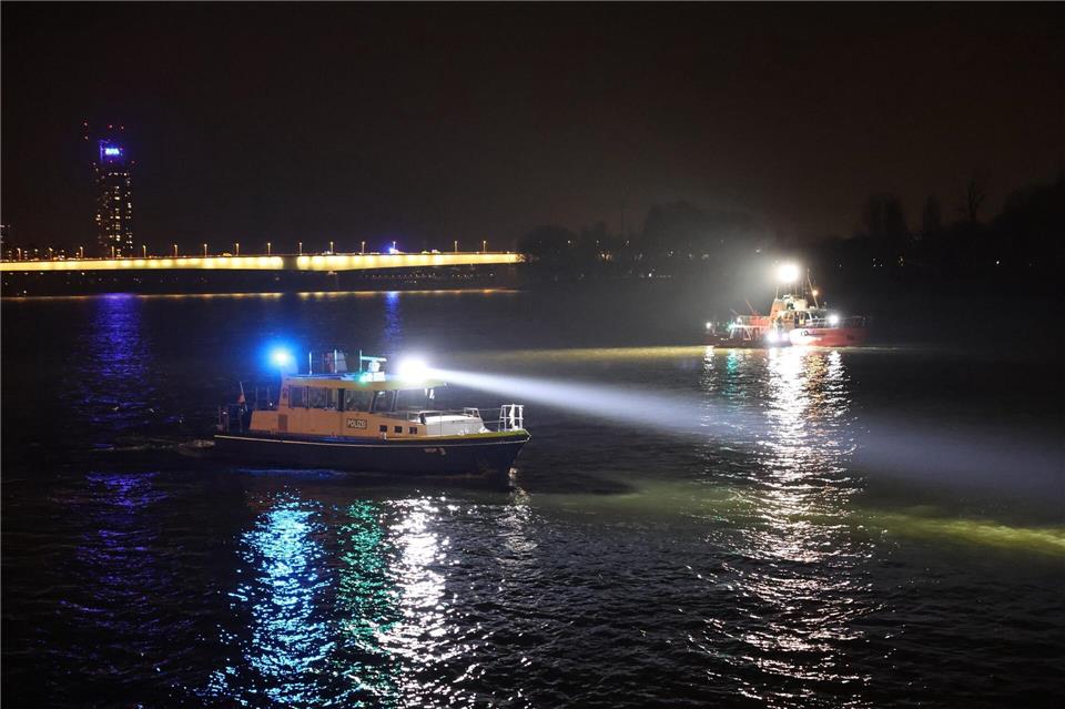 Ein junger Mann und seine Beifahrerin sind bei einem Verkehrsunfall in den Rhein gestürzt. Jan Ohmen/-/dpa