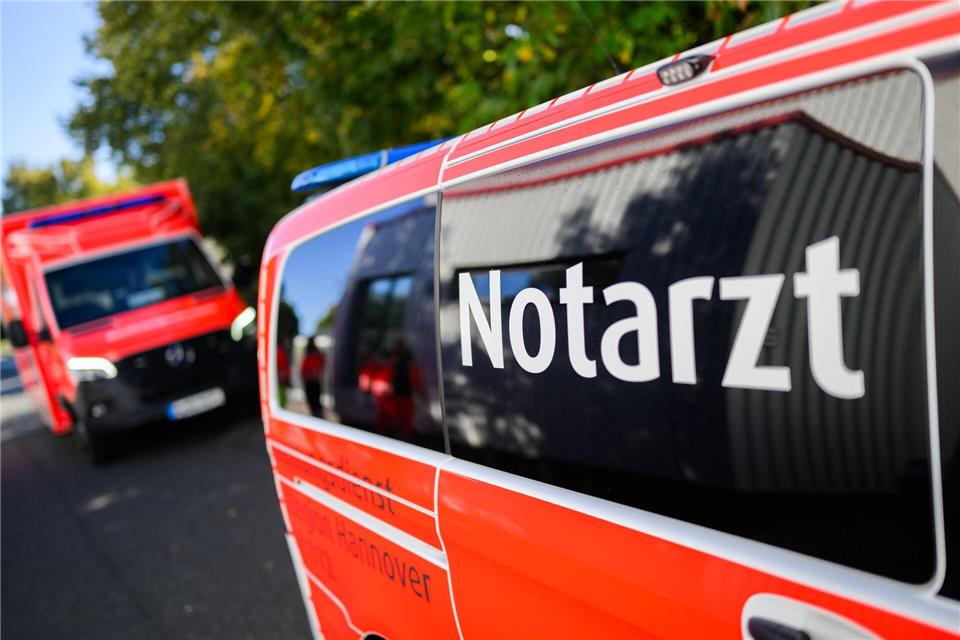 Ein junger Mann wurde am Sonntag mit lebensgefährlichen Verletzungen in ein Krankenhaus gebracht. (Symbolbild)Julian Stratenschulte/dpa