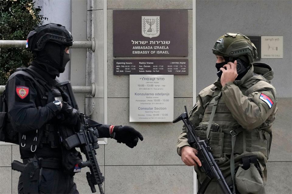 Ein junger Serbe griff mit Messern einen Polizisten vor der israelischen Botschaft in Serbien an, der ihn schließlich erschoss.Darko Vojinovic/AP/dpa