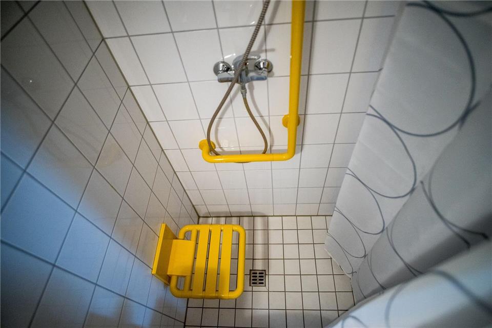 Ein klappbarer Sitz kann älteren Menschen helfen, bequemer zu duschen.picture alliance / dpa Themendienst