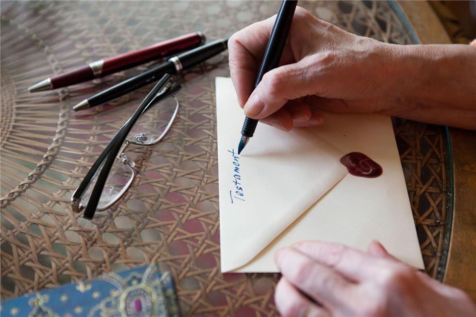 Ein klar geregelter Nachlass verhindert Streit unter Angehörigen. Darum sollte ein Testament möglichst früh aufgesetzt werden.picture alliance/dpa/dpa-tmn