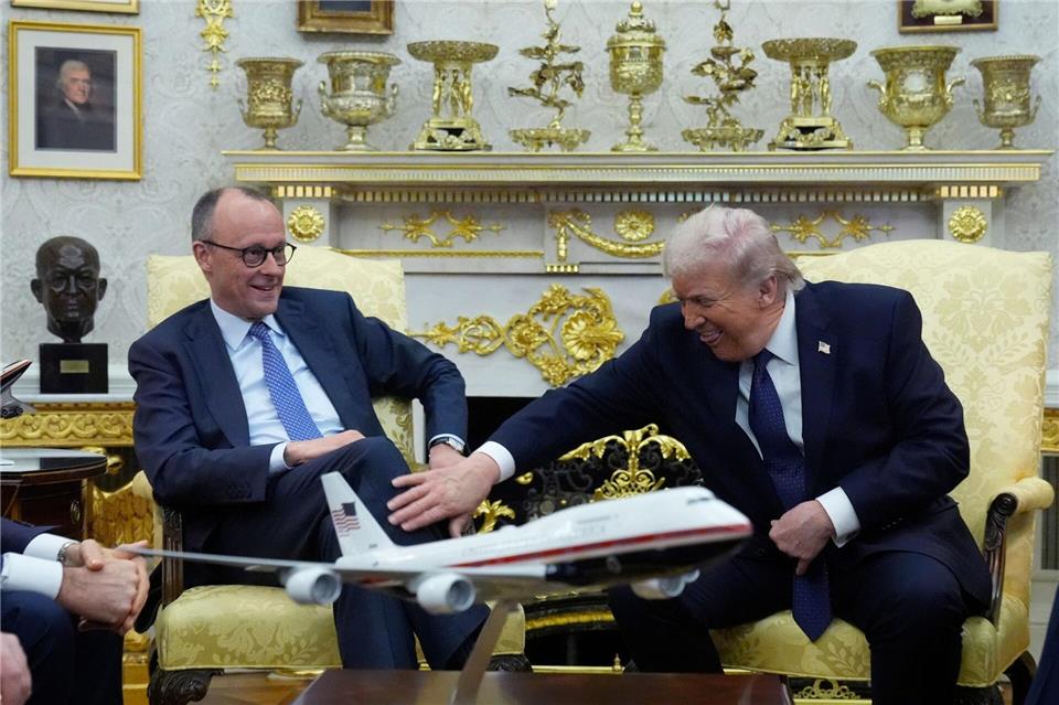 Ein kleiner Scherz, um den Zollstreit zu entschärfen.Mark Schiefelbein/AP/dpa