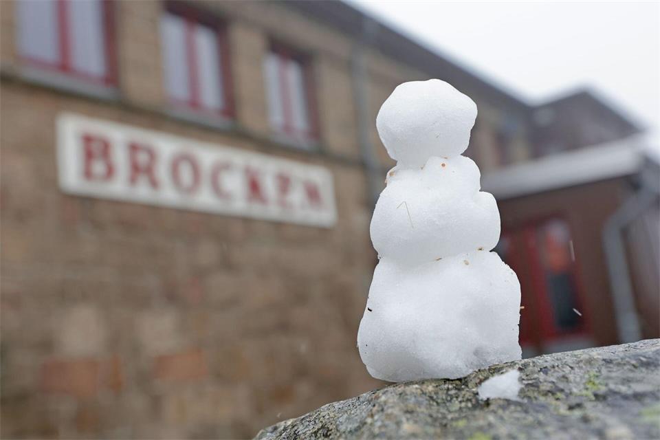 Ein kleiner Schneemann steht auf dem Brocken. Am Vormittag gab es den ersten Schnee auf dem Harzgipfel.Matthias Bein/dpa