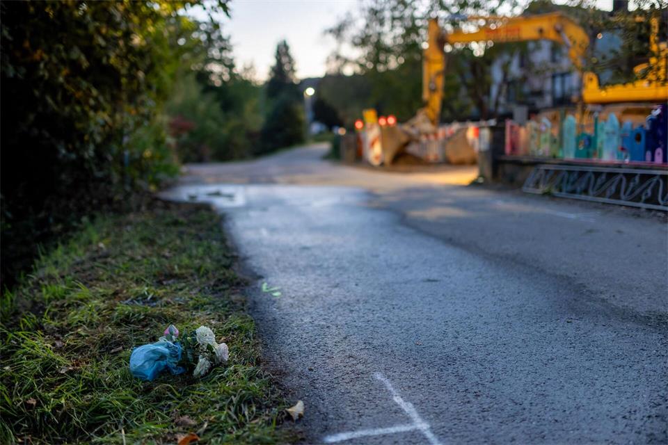 Ein kleines Blumengesteck liegt am Straßenrand.Philipp von Ditfurth/dpa