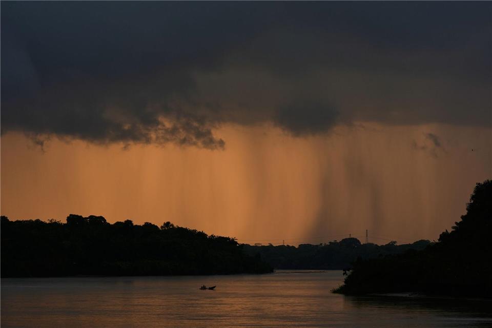 Ein kleines Boot überquert einen Fluss in der Nähe von Itacoa Miri in Brasilien.Fernando Llano/AP/dpa