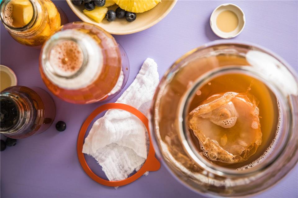 Ein kleines Feuerwerk an Aromen: Auch durch Fermentieren können komplexe Getränke entstehen - etwa Kombucha. Christin Klose/dpa-tmn