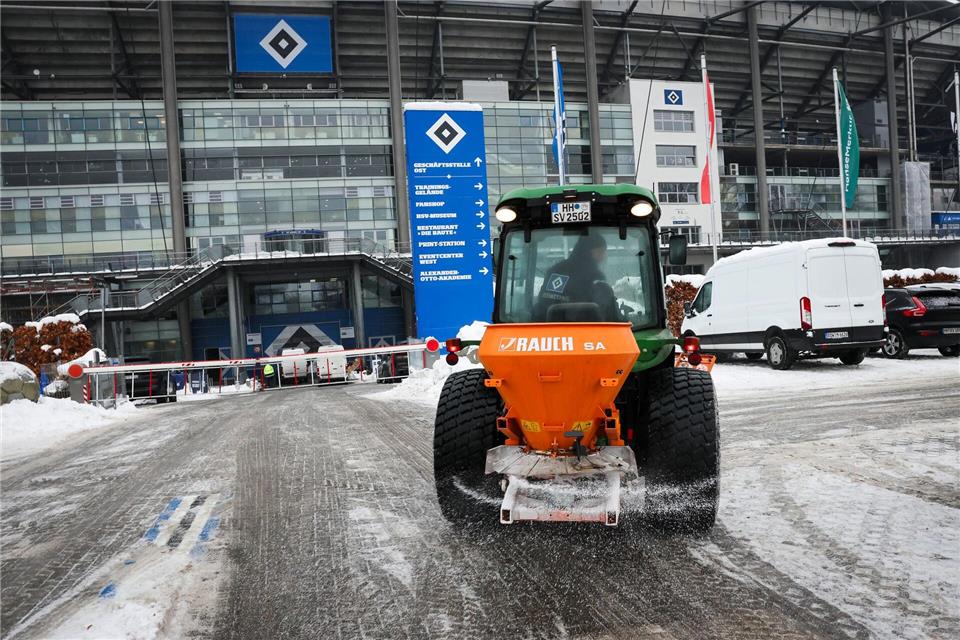 Ein kleines Räum- und Streufahrzeug ist auf dem Parkplatz am Volkspark Stadion unterwegs.Christian Charisius/dpa